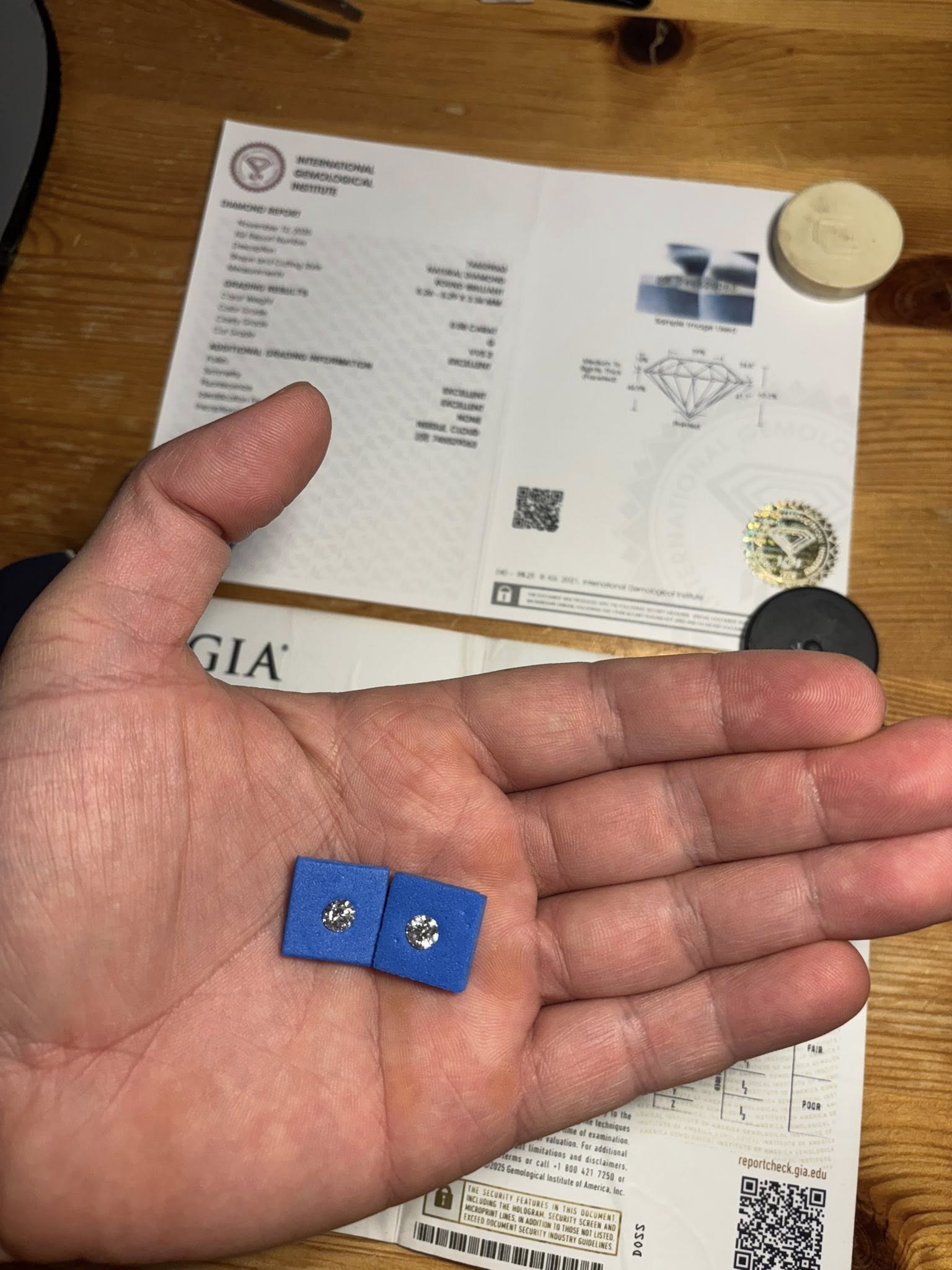 MATCHING PAIR – 1.14 CT TOTAL WEIGHT · ROUND BRILLIANT · G / VVS2 · GIA & IGI CERTIFIED · LASER-VERIFIED